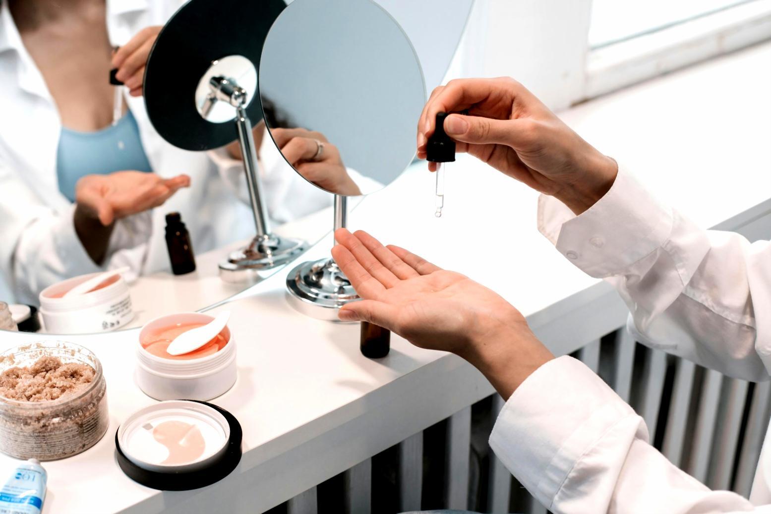 Aula pratica attrezzata con postazioni professionali per formazione barbiere