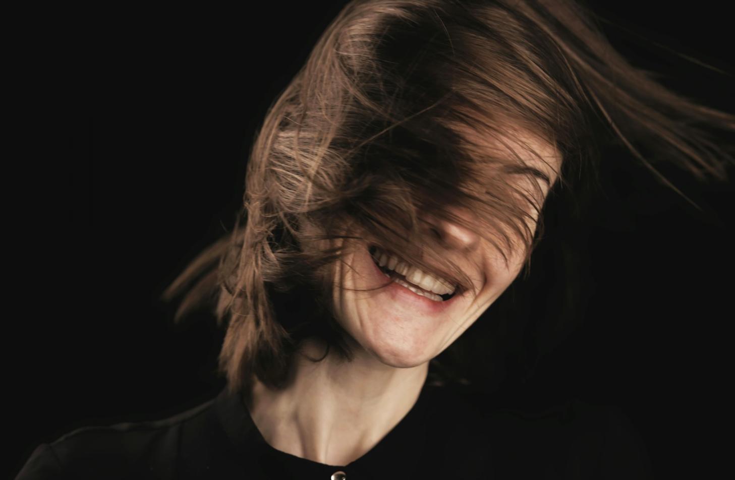 Dettaglio di tecnica di rifinitura barberia professionale