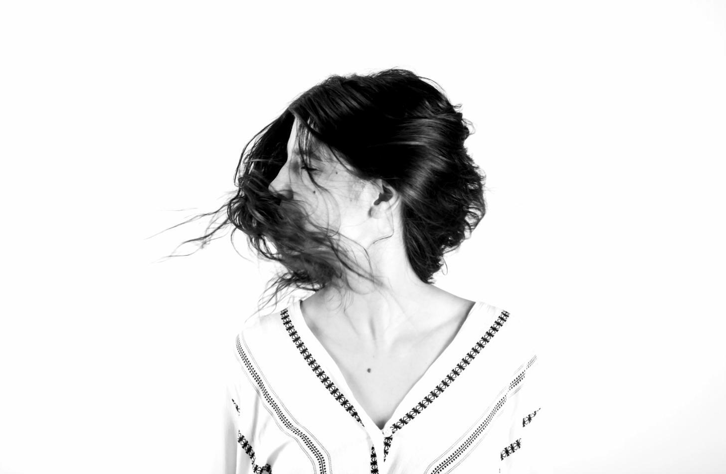 Studio della forma del viso e proporzioni per taglio personalizzato